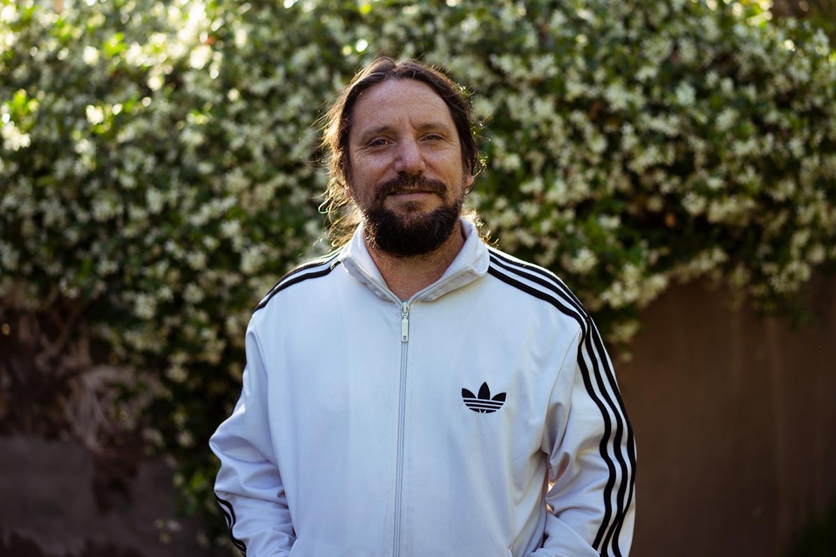 Diego Tiseira muestra en “Casas que flotan” que un desastre puede ser aventura visto desde los ojos de la infancia