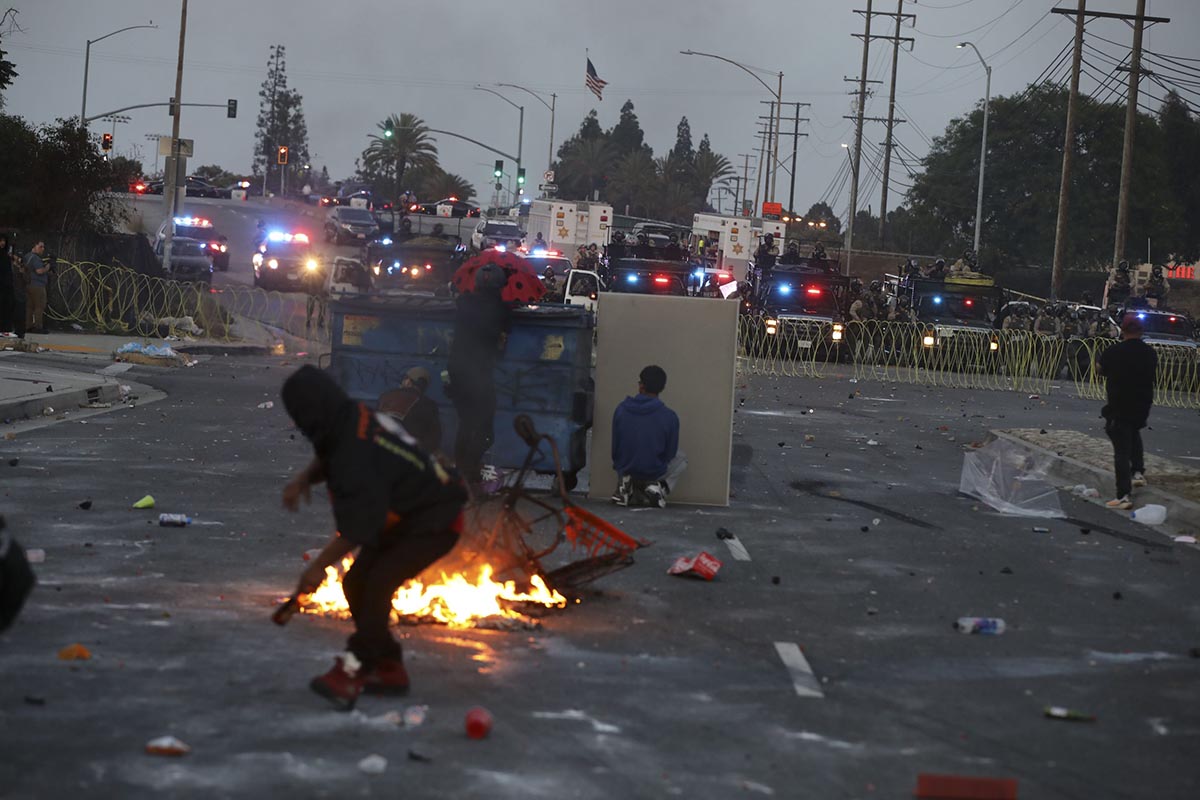 Trump monta un «sitio» en Los Angeles con miles de efectivos y marines