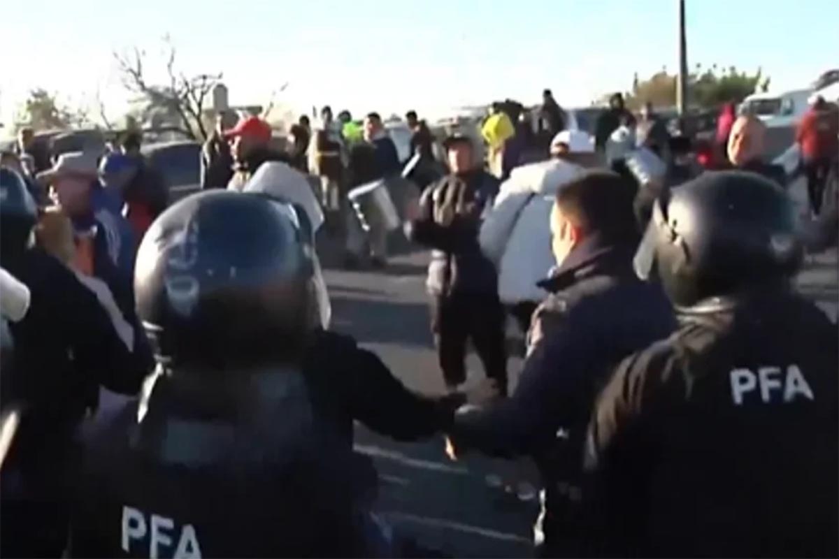 Trabajadores de La Salada enfrentan a la policía durante una protesta