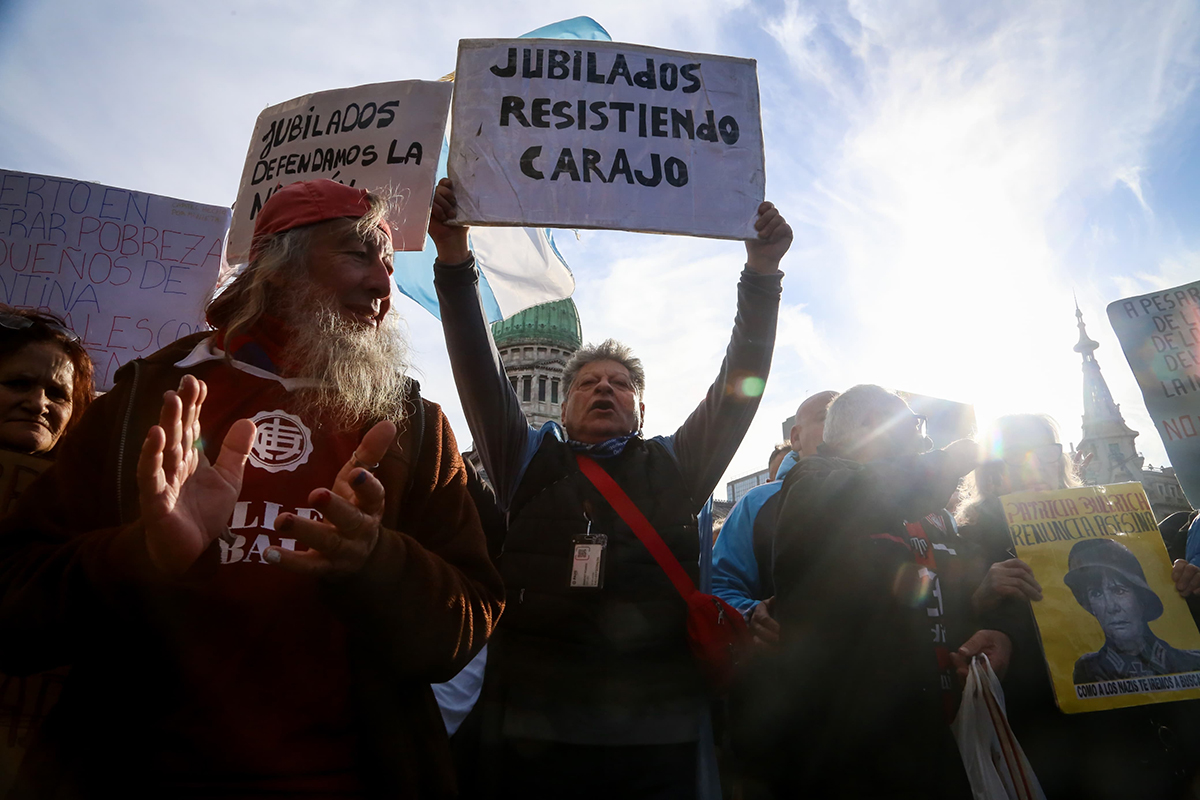 Jubilados, gremios y colectivos de discapacidad vuelven a marchar contra la represión y los vetos de Milei