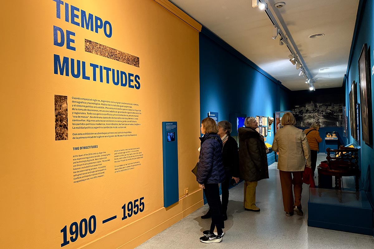 “Tiempo de multitudes”: visita guiada por la muestra que grafica cómo fue el período 1900-1955 en Argentina