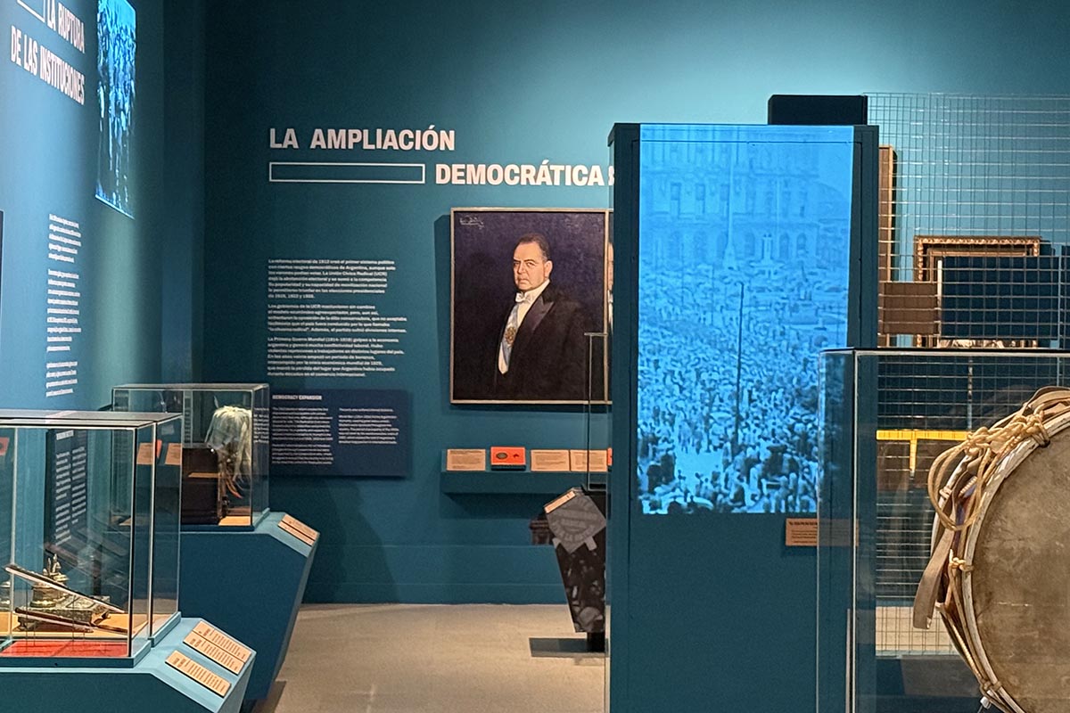 “Tiempo de multitudes”: visita guiada por la muestra que grafica cómo fue el período 1900-1955 en Argentina