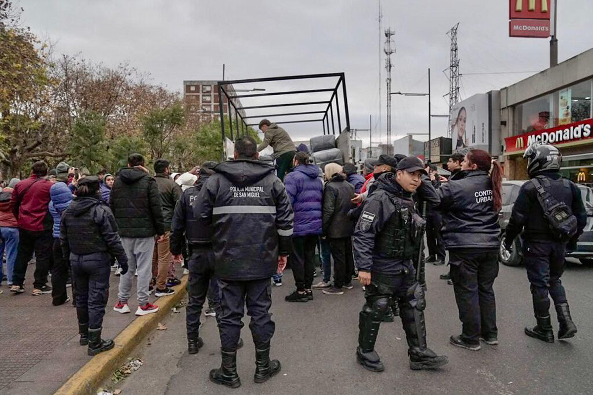 La Policía municipal de San Miguel agredió a personas en situación de calle que recibían asistencia provincial