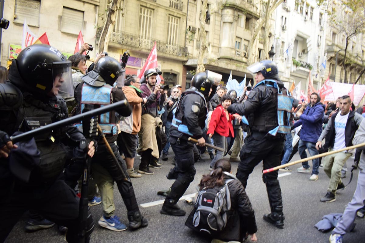 Brutal represión de la Policía de la Ciudad a jubilados y discapacitados en el Congreso