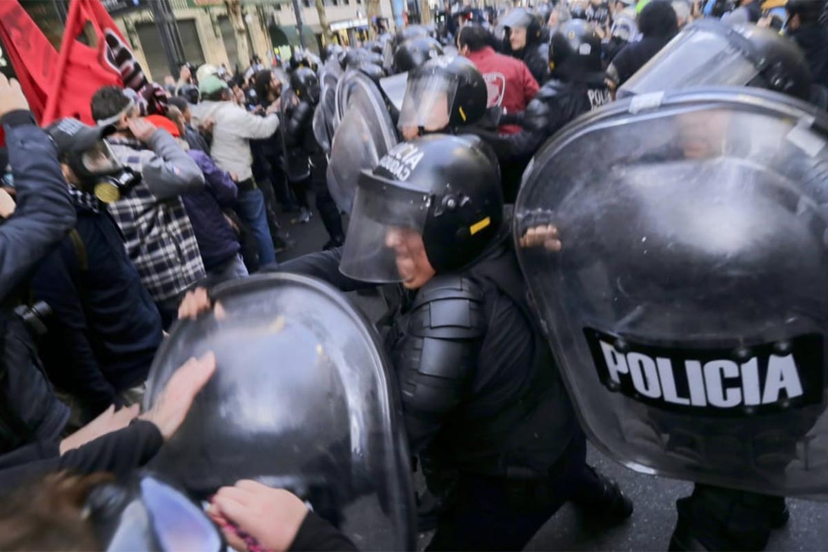 Nada nuevo bajo el cielo gris: represión y brutalidad de las fuerzas de Patricia Bullrich en la marcha de jubilados