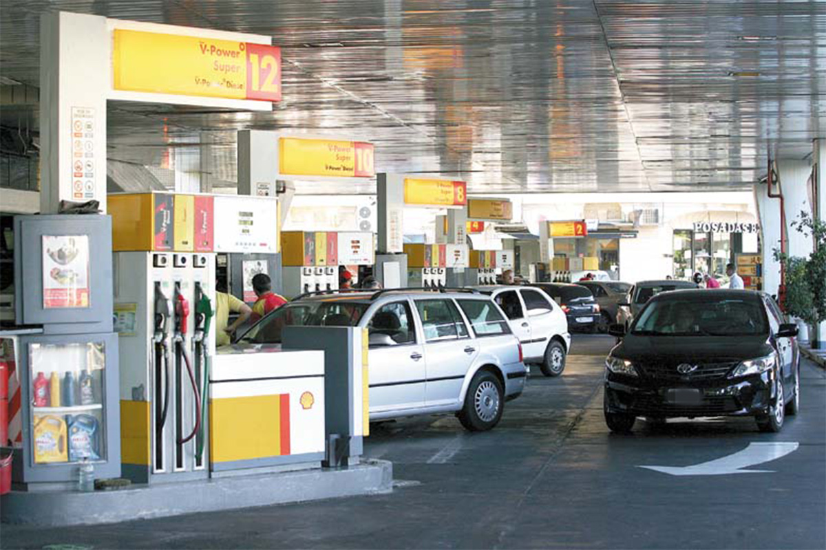 El gobierno de Milei descarta bajas en las naftas pese a la caída del crudo internacional
