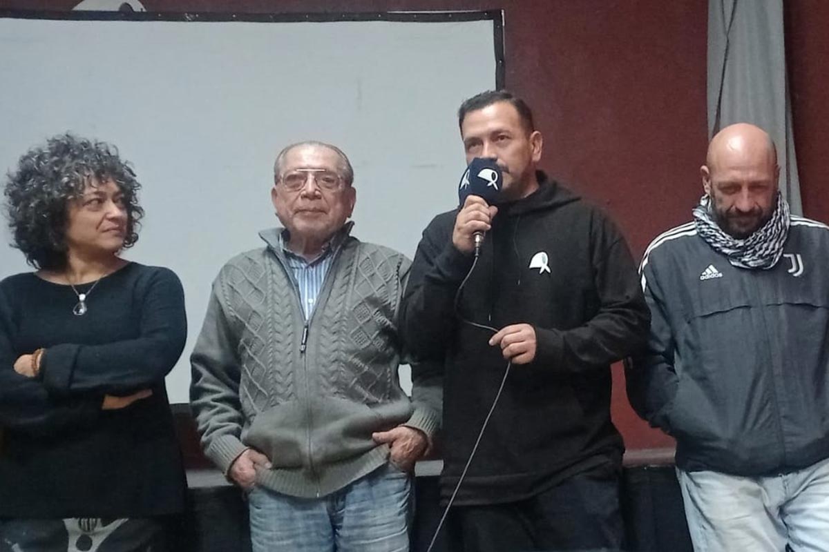 Un abrazo de pañuelos blancos: proyectaron el documental Identidad robada en la Casa de las Madres