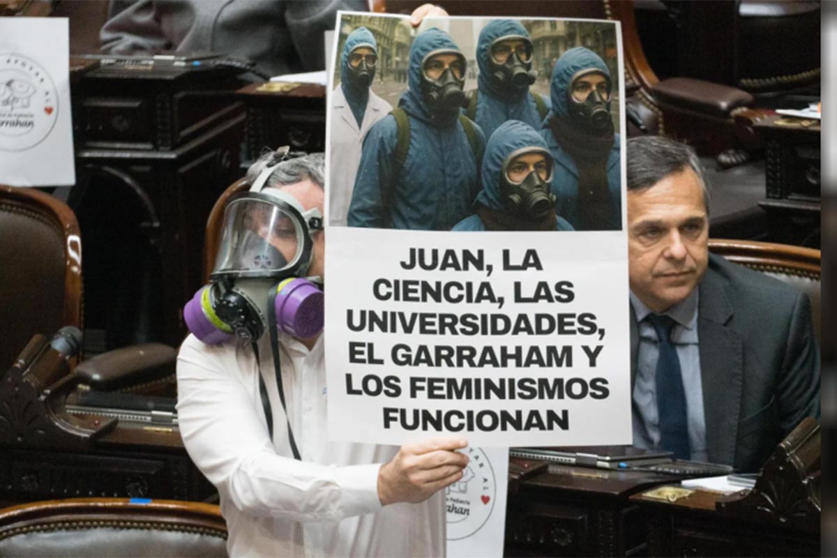 Un diputado se disfrazó de El Eternauta en el Congreso: «Juan, la ciencia, las universidades, el Garrahan y los feminismos funcionan»