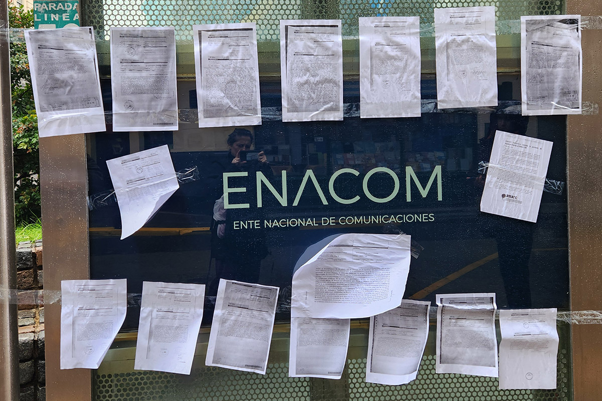 “¿La nuestra dónde está?”: medios cooperativos y comunitarios exigieron que Enacom libere los fondos adjudicados 1 “¿La nuestra dónde está?”: medios cooperativos y comunitarios exigieron que Enacom libere los fondos adjudicados