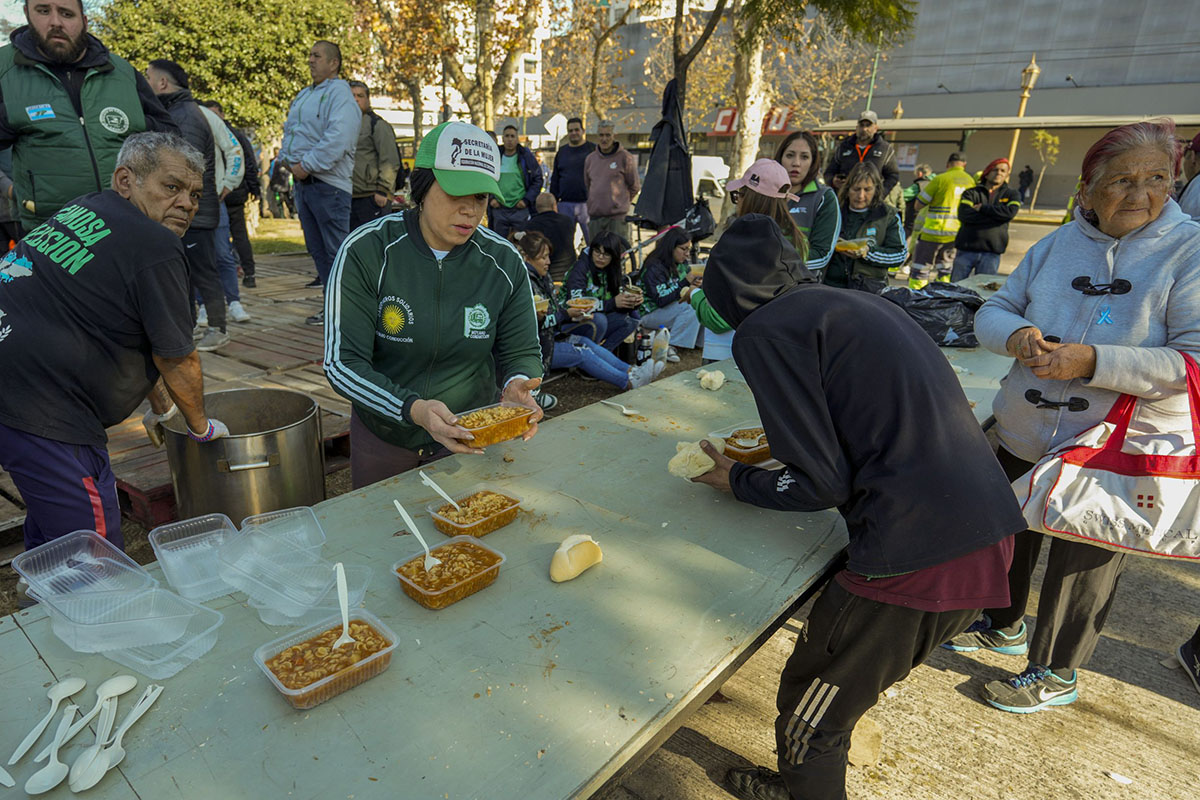 Con la presencia de Hugo y Pablo Moyano, los sindicatos del Transporte montaron más de 30 ollas populares en Constitución