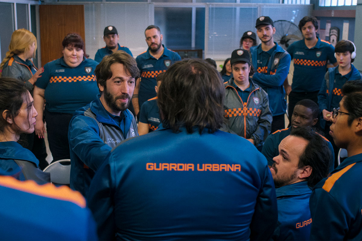 Discapacidades, tiroteos y deseo: "División Palermo" se ríe del poder y de los tabúes