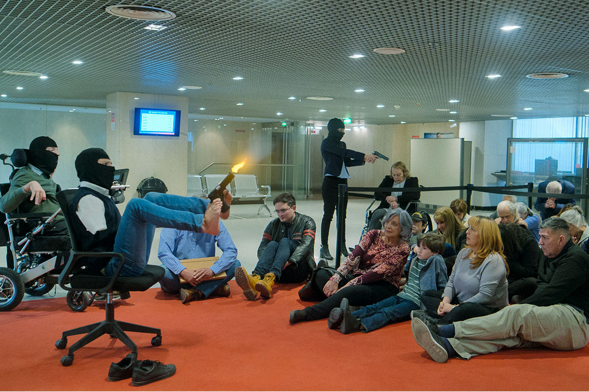 Discapacidades, tiroteos y deseo: "División Palermo" se ríe del poder y de los tabúes