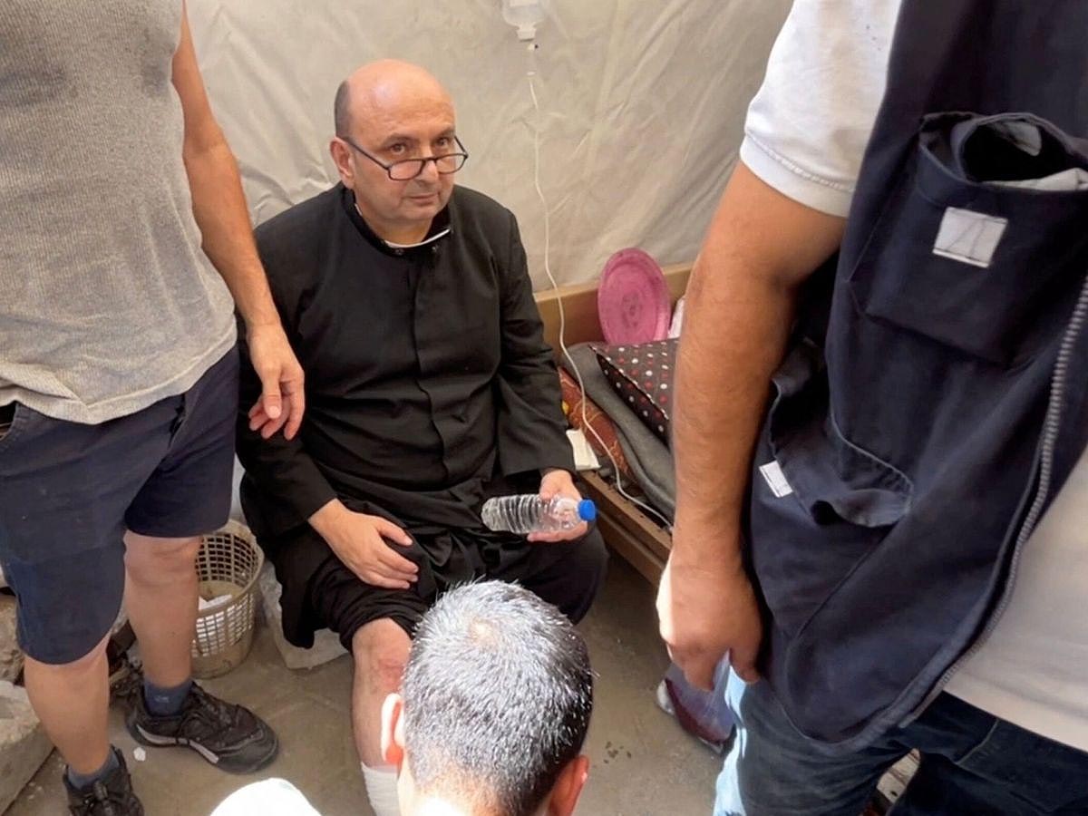 Fue herido en un bombardeo a Gaza el párroco argentino que hablaba cotidianamente con Francisco