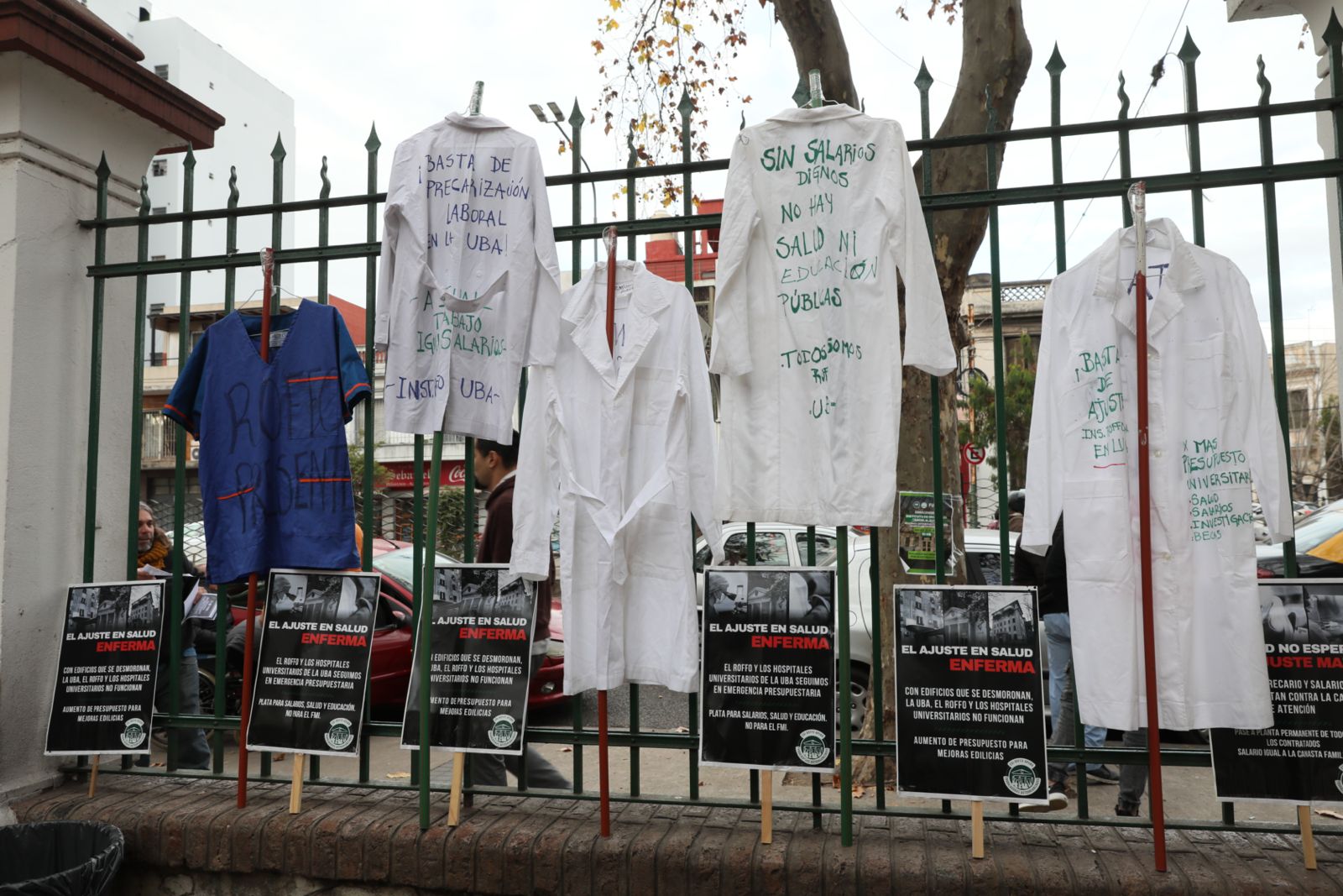 Masivo abrazo al Roffo contra el desfinanciamiento: “Son pacientes con cáncer y esto les genera gran incertidumbre”