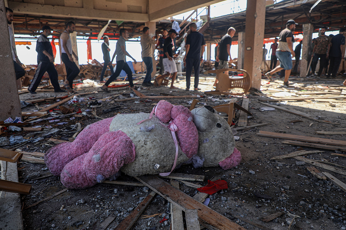 Israel bombardea otra escuela-refugio y ya son más de 57 mil los muertos en Gaza