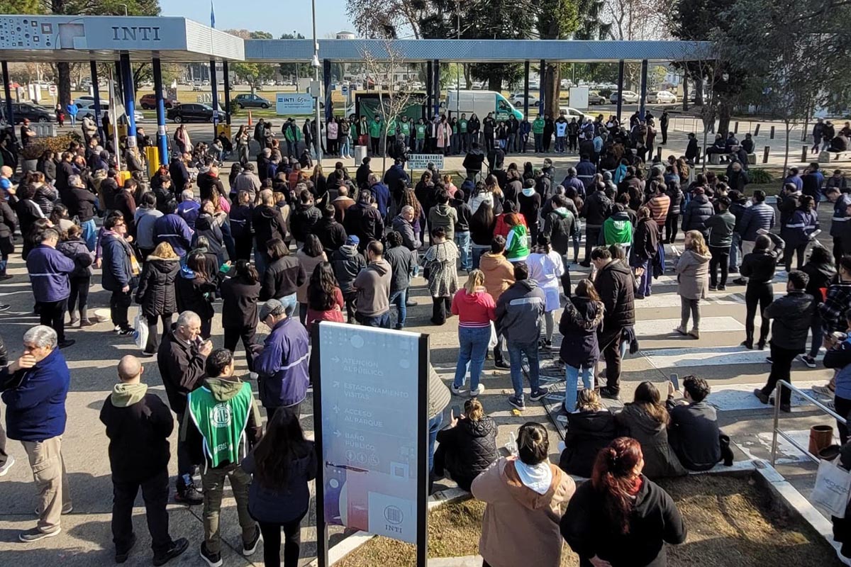 Trabajadores del INTI resisten en la calle: “Sin el instituto, no hay industria nacional”