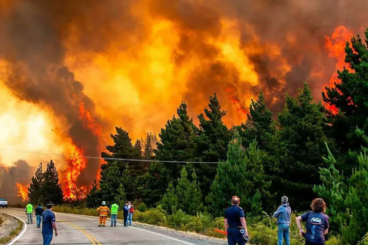 Un nuevo incendio en Epuyén carbonizó cientos de hectáreas de bosque y ya hay evacuados