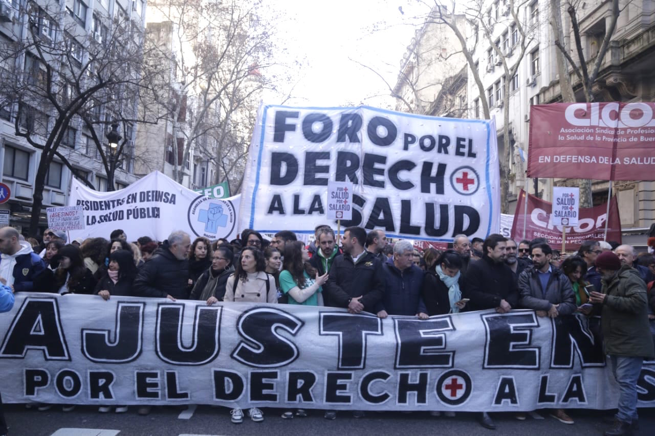 Hartazgo ante la crueldad: trabajadores médicos, residentes, gremios y jubilados marcharon por la salud pública