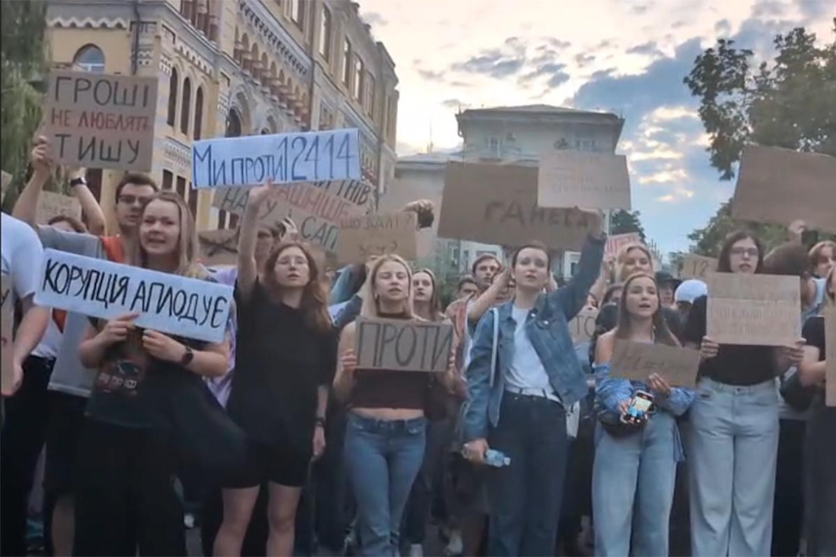 Pese a las protestas, Zelenski ratifica la ley que limita a las agencias anticorrupción