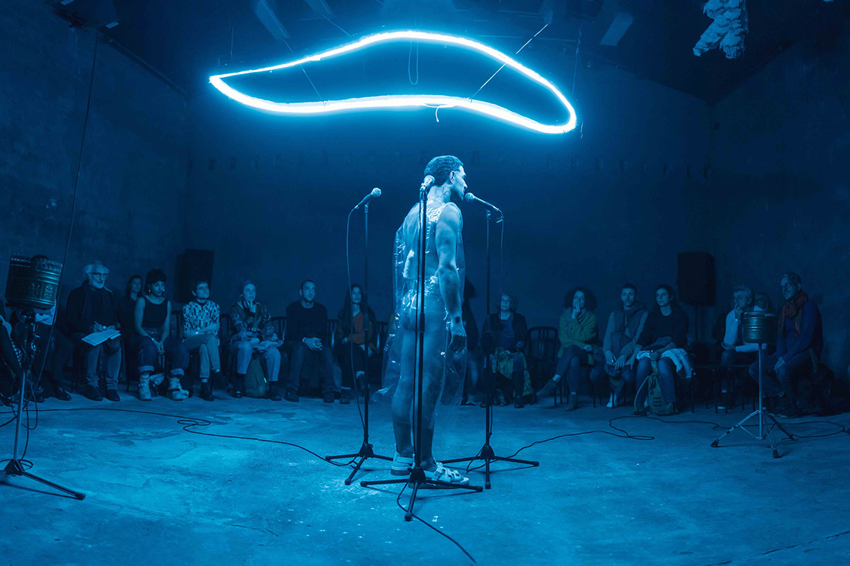 «Queerass(é)»: la apasionante proclama poética-política de Mau Cugat