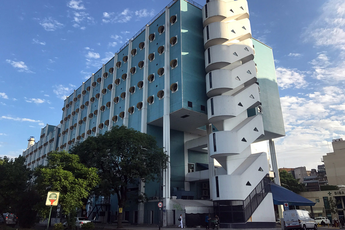 La motosierra llegó al Hospital Naval y corren riesgo 500 puestos de trabajo