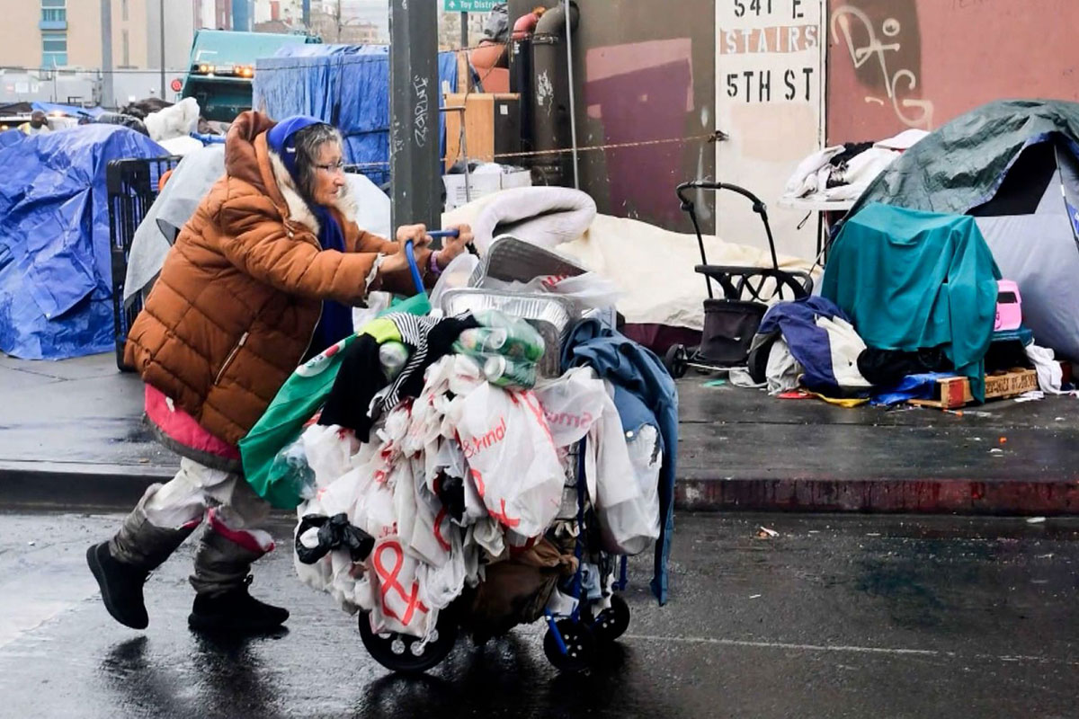 Ataque a los homeless: otra vez Trump esconde la injusticia bajo la alfombra