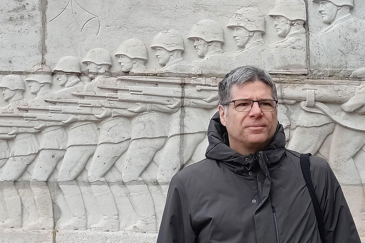 Agustín Comotto: escribir y dibujar para mantener la memoria viva