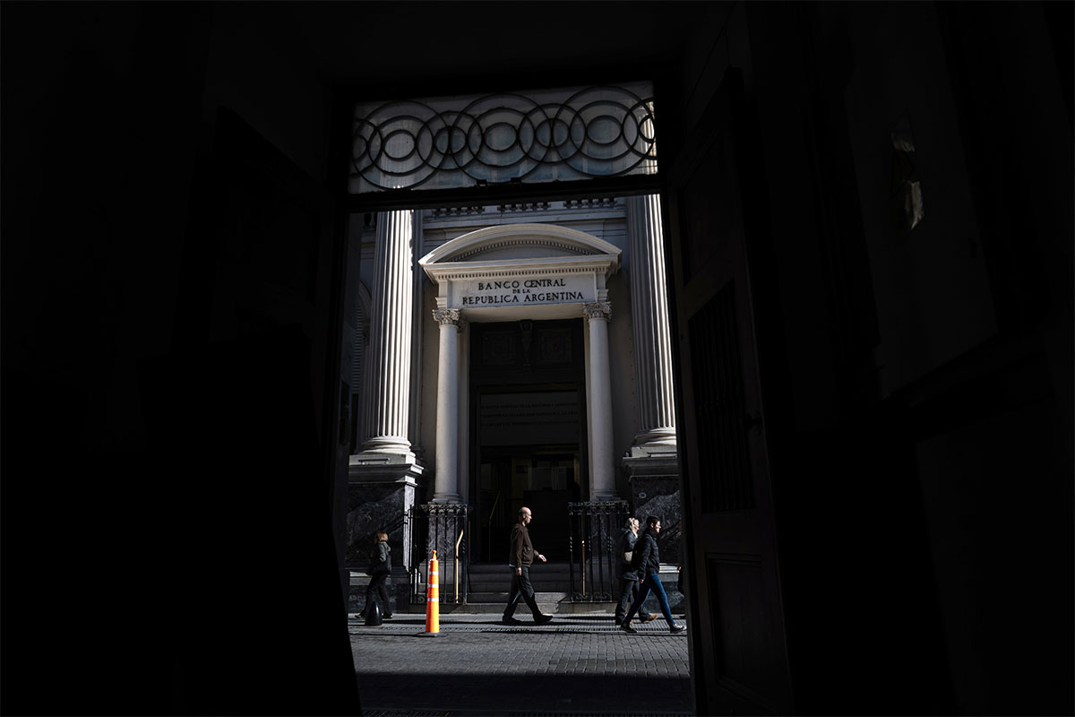 Una jornada con nueva pulseada del gobierno con el mercado