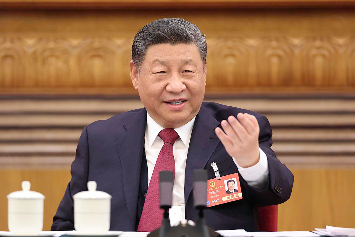 El gato se relame los bigotes