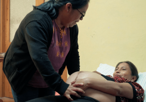 “Hijas del maíz”, cuando el parto se vuelve trinchera para sanar heridas y crear nuevos vínculos