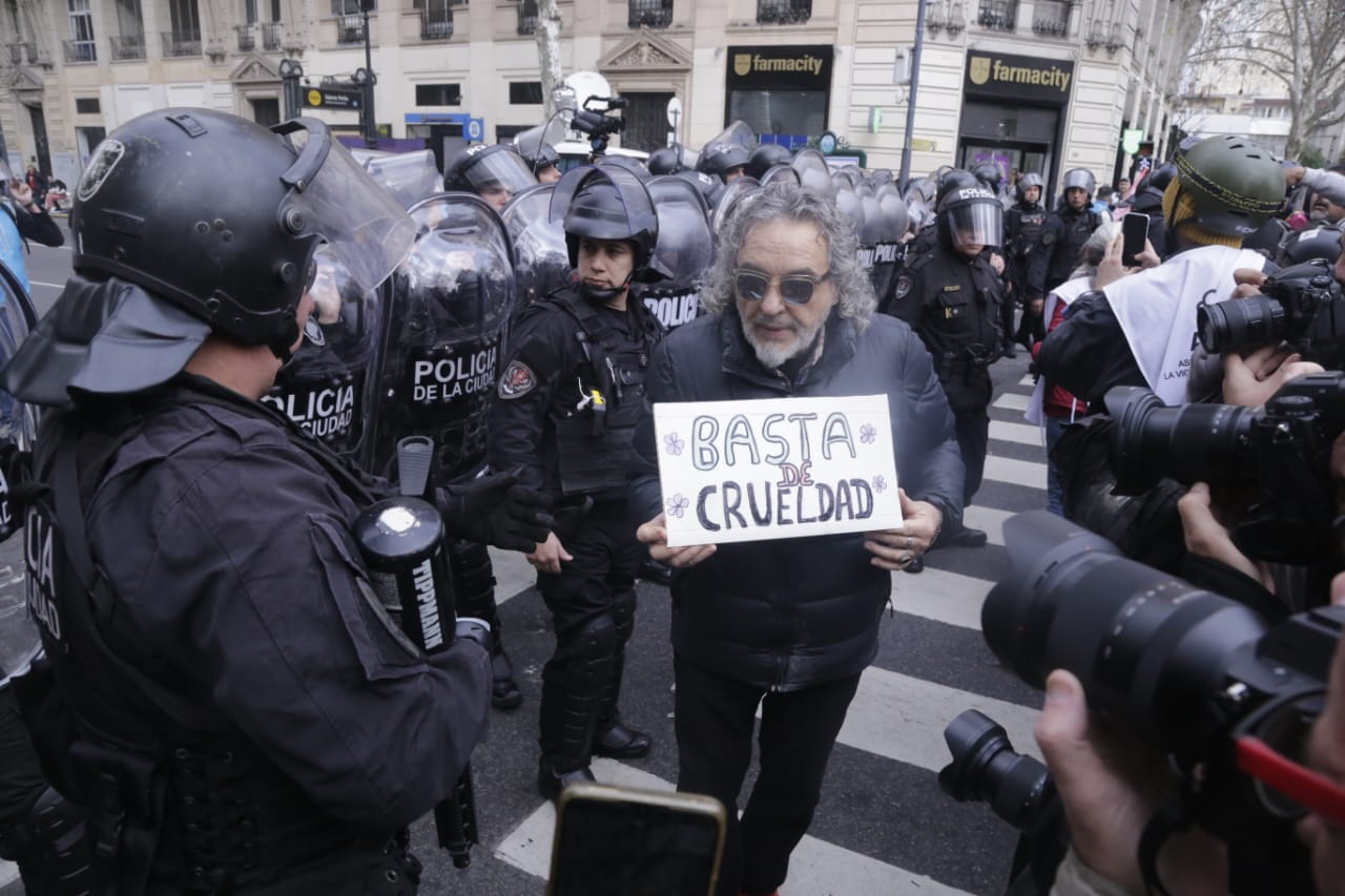 Represión a jubilados, universitarios y profesionales del Hospital Garrahan que marcharon al Congreso