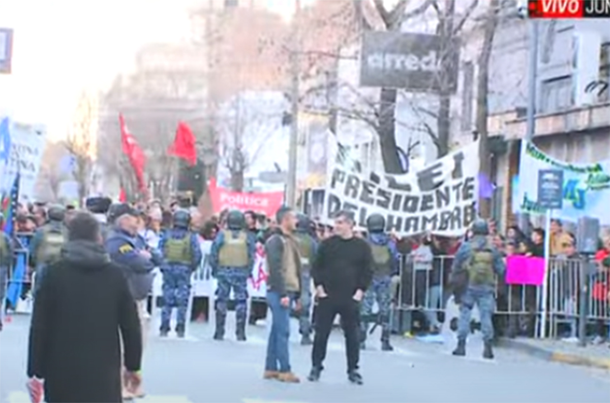 Milei fue recibido con protestas y tuvo un fallido: “Están molestos porque les estamos afanando los choreos”