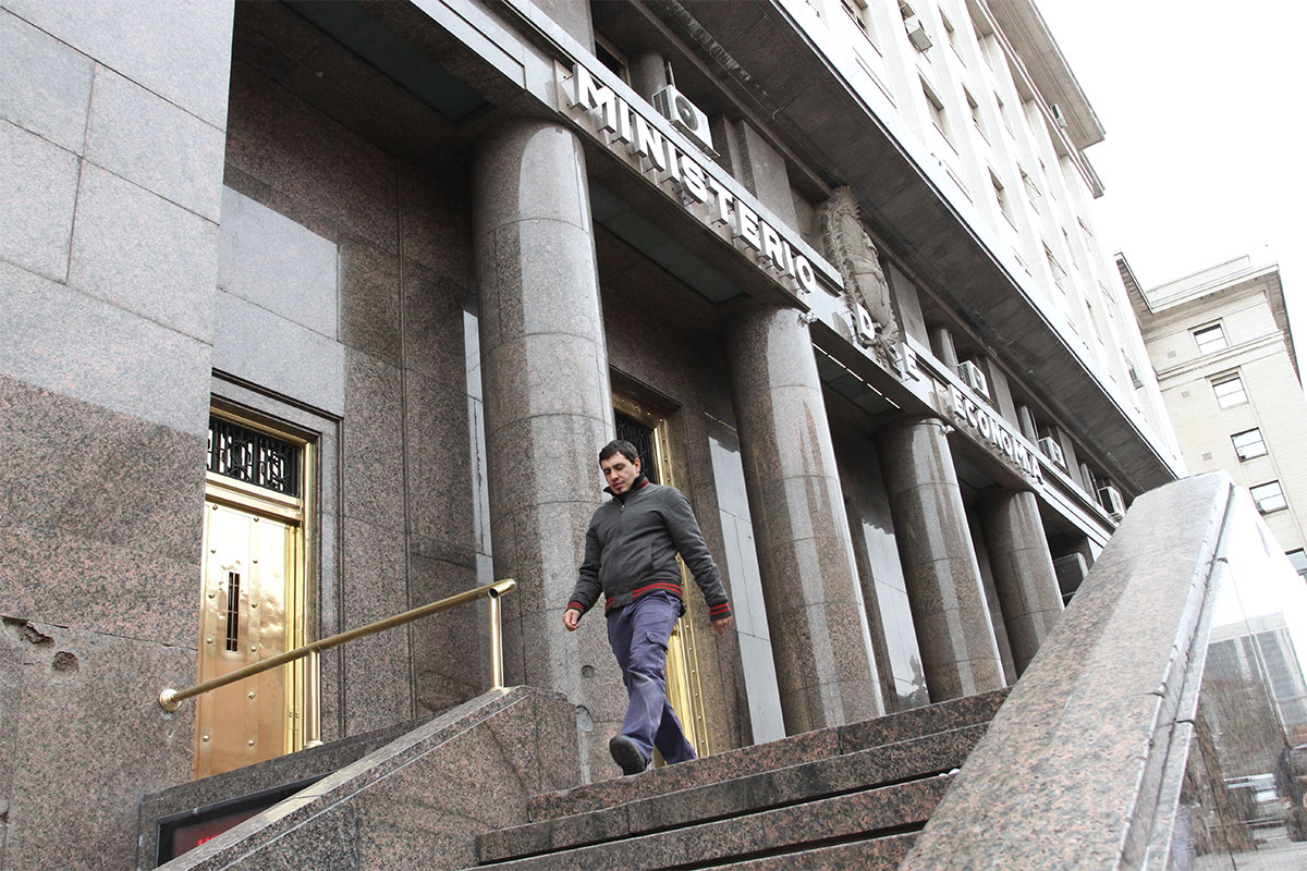 El riesgo país se mantiene muy alto y crecen las dudas de los inversores