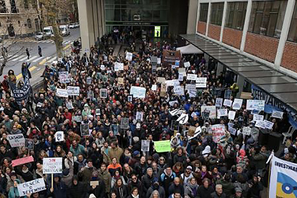 Paro y vigilia de científicos: “Se está discutiendo si sigue existiendo o desaparece la carrera de investigador”