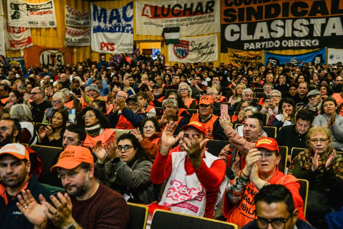 Más de mil delegados convocados por 15 sindicatos votaron un plan de acción contra el ajuste de Milei