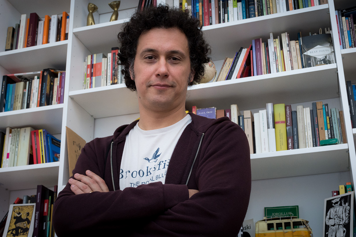 Ricardo Romero y “El libro de los sesgos”, una suerte de manual que explica por qué nuestra cabeza nos hace creer lo que quiere