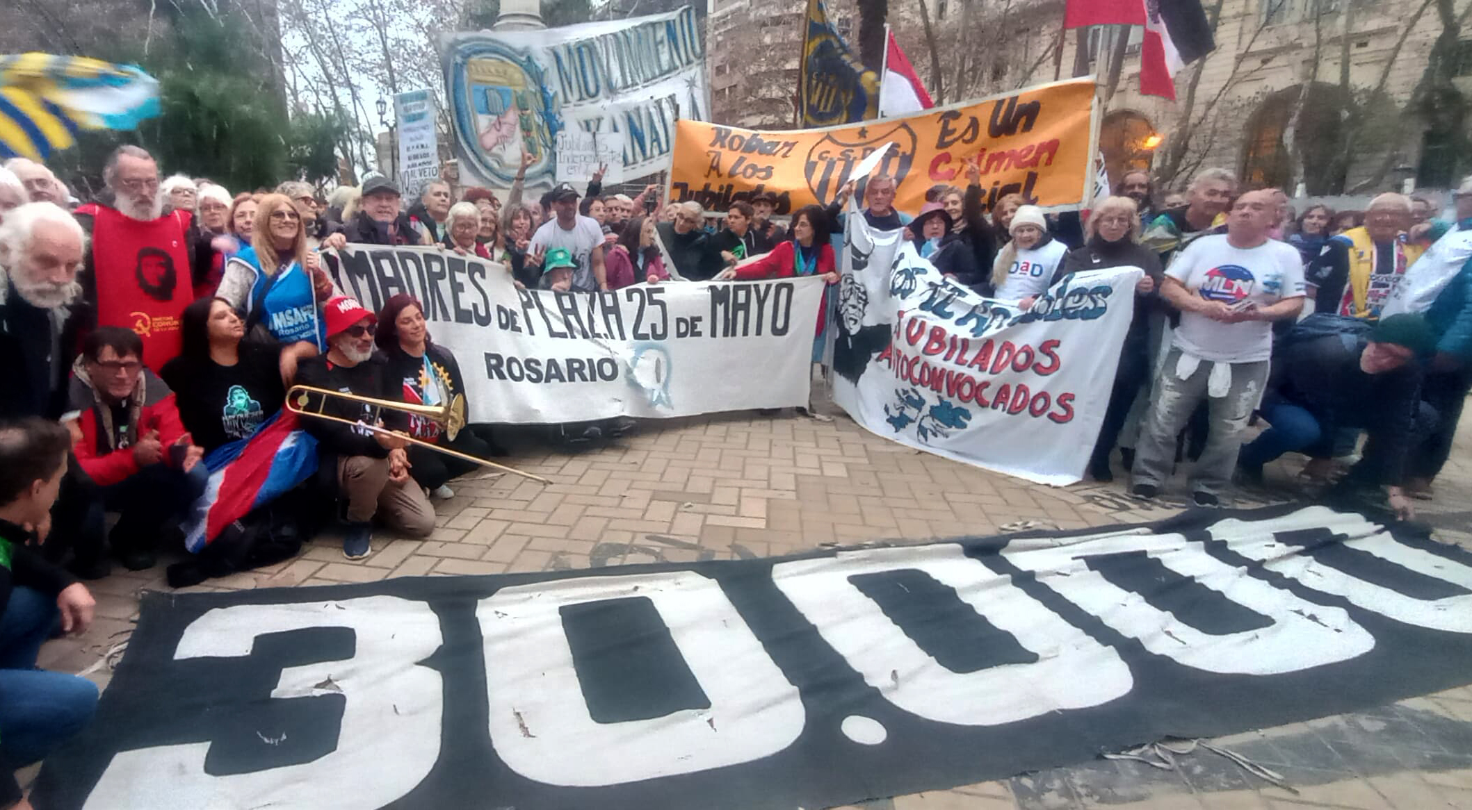 Las Madres y los jubilados se abrazan en lucha para defender derechos y fortalecer la resistencia en Rosario
