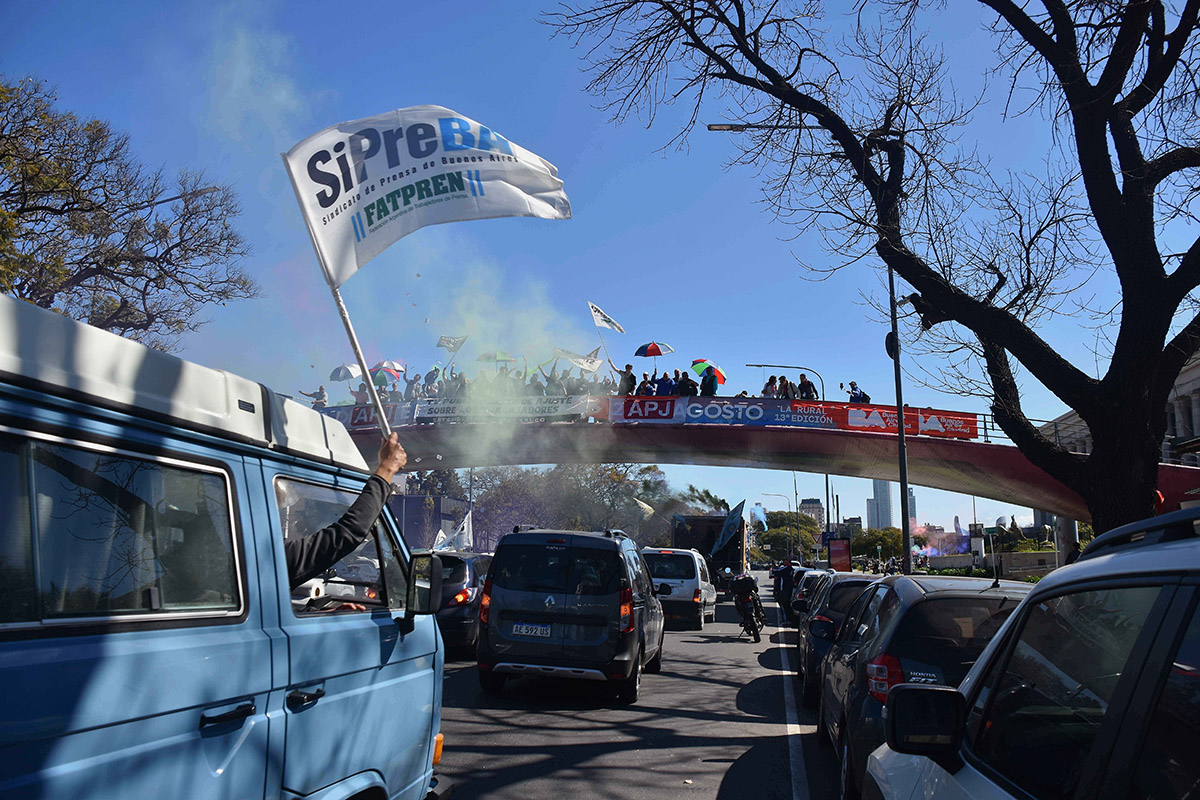 Una enorme caravana recorrió las calles porteñas en defensa de la comunicación y los Medios Públicos