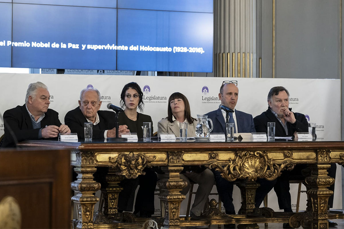 Organizaciones de Derechos Humanos, diputados y ATE rechazaron la presencia de un ex carapintada en la Legislatura 1 Organizaciones de Derechos Humanos, diputados y ATE rechazaron la presencia de un ex carapintada en la Legislatura