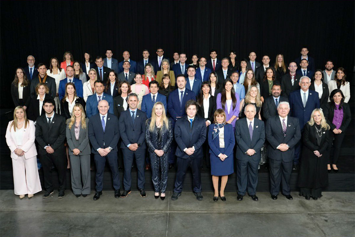 En medio del escándalo por las coimas, Milei se retrató junto a sus candidatos nacionales con su hermana