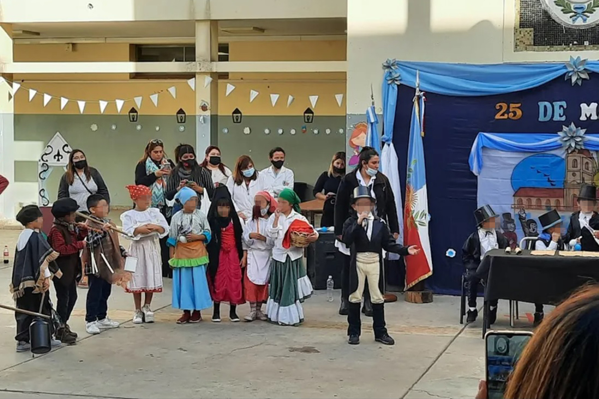 ¿Hay que seguir con la peineta, el corcho y el traje de granadero? Cómo se van transformando los actos escolares