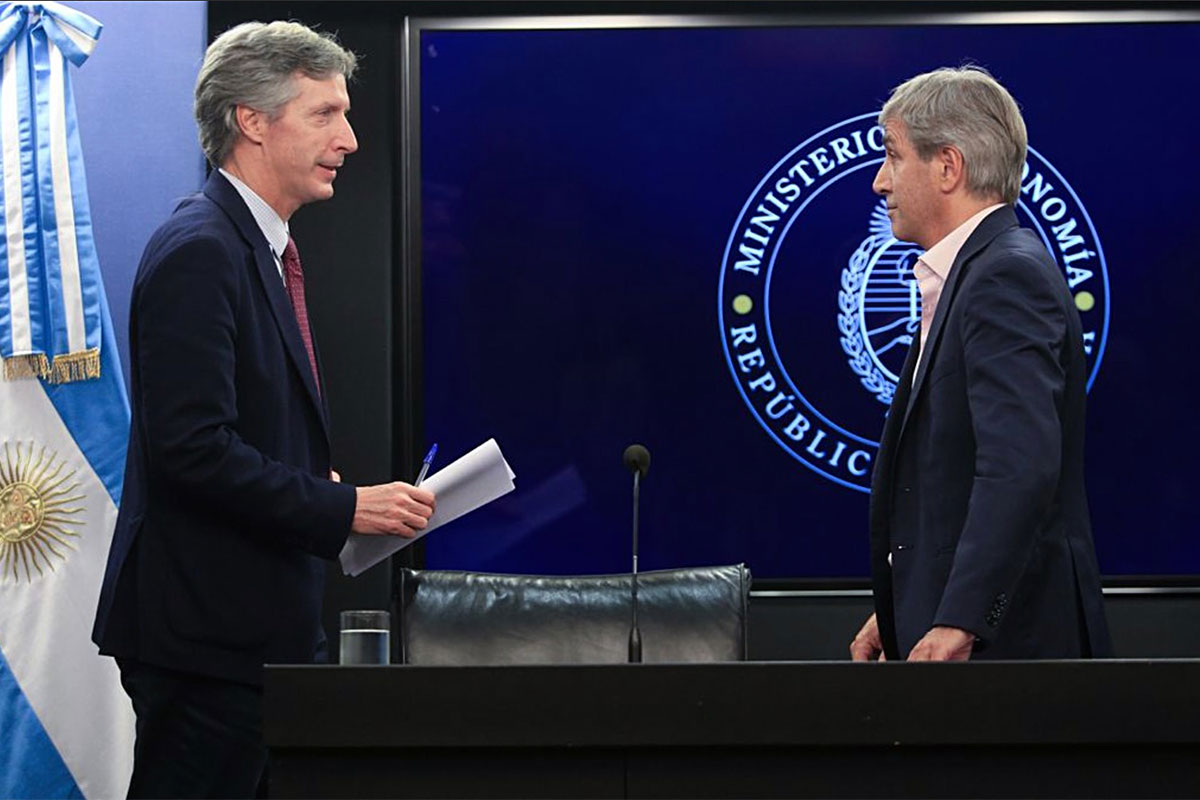 El gobierno prepara un “roll over” de deuda por U$S 10 mil millones con el dólar a $1370, el riesgo país en alza y los bonos en caída