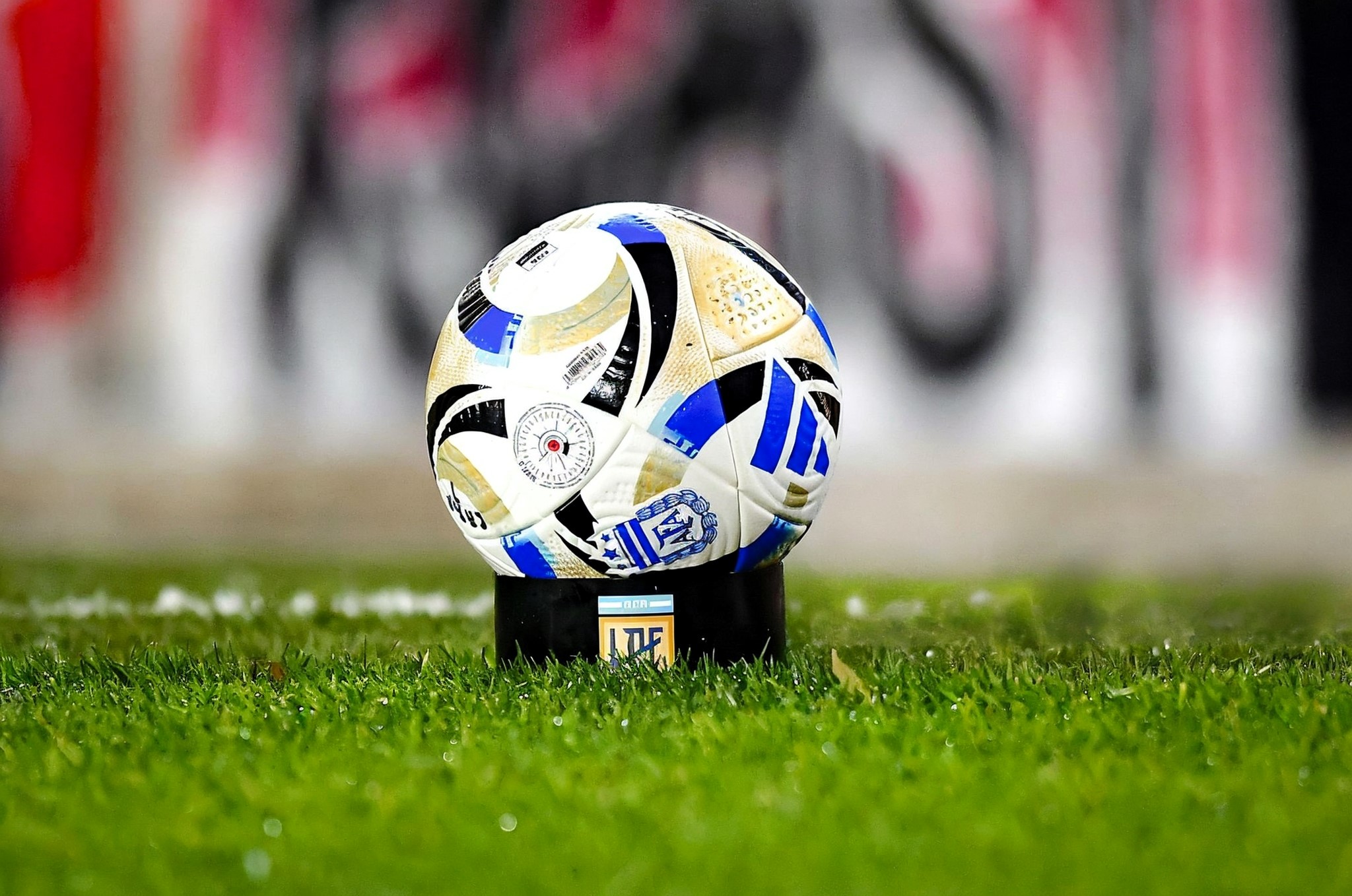 El “anti–Producto”: un fútbol esquizofrénico sin pases ni goles y con TV de mala calidad