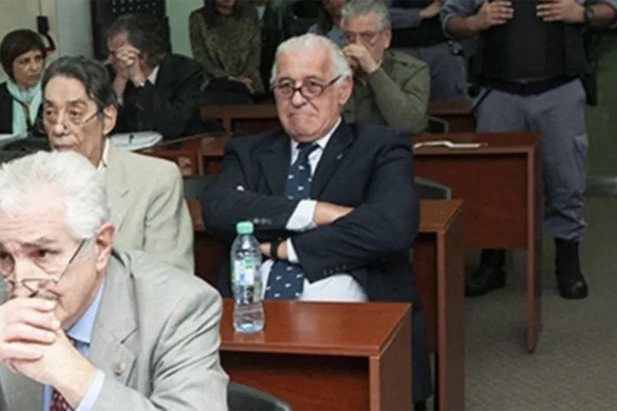 Denuncian que el genocida de la ESMA Horacio Ferrari viola la prisión domiciliaria