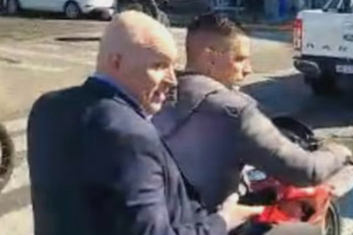 El «héroe» de Espert: el motoquero que lo rescató en Lomas es un barrabrava