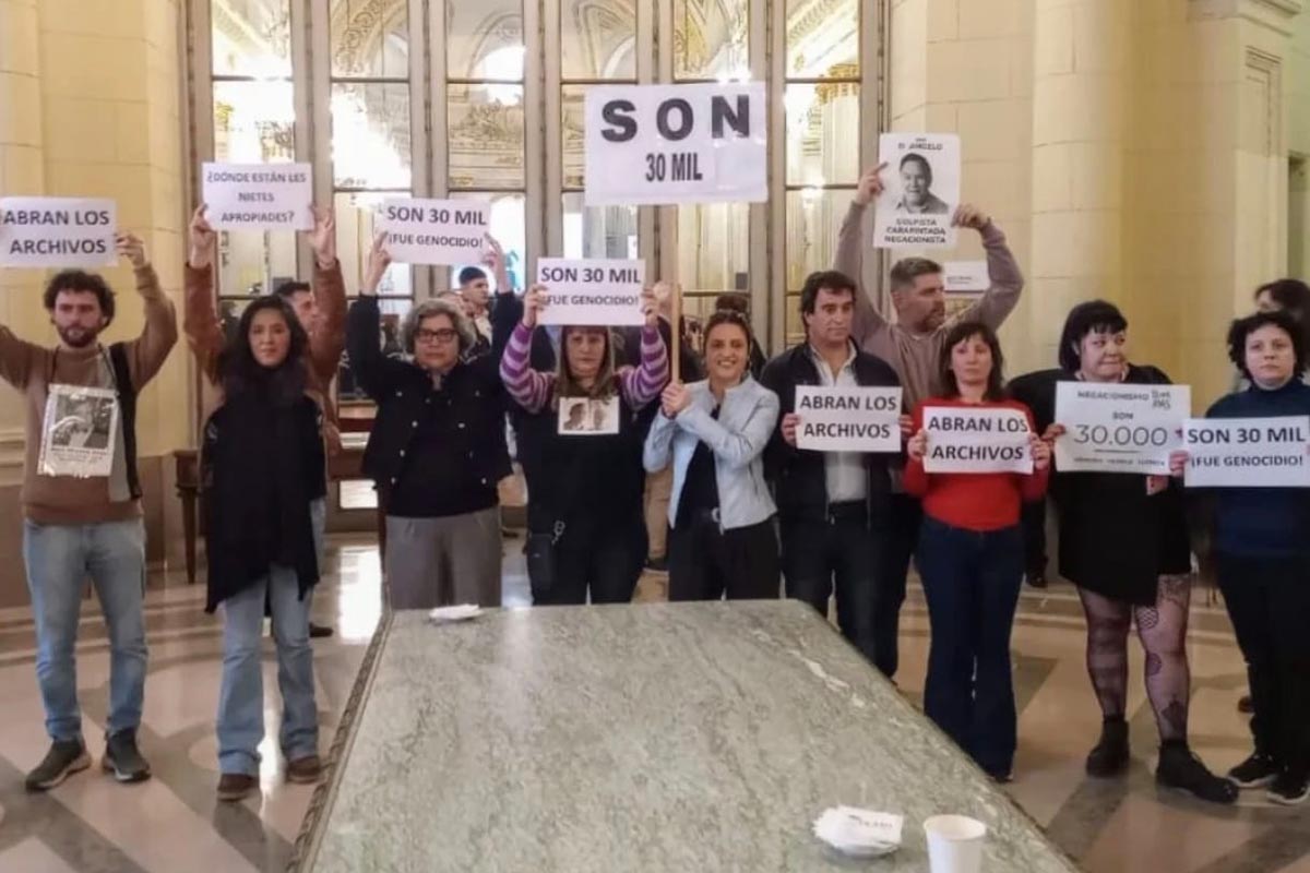 Organizaciones de Derechos Humanos, diputados y ATE rechazaron la presencia de un ex carapintada en la Legislatura 2 Organizaciones de Derechos Humanos, diputados y ATE rechazaron la presencia de un ex carapintada en la Legislatura