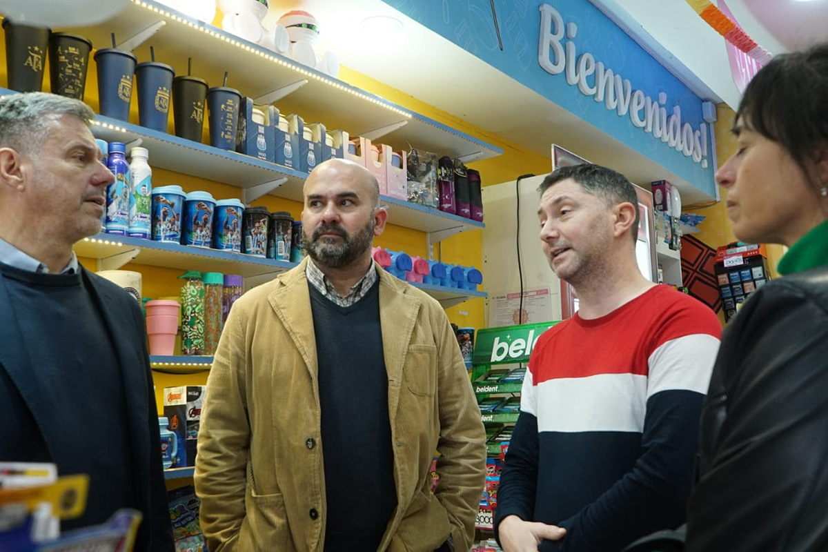 En La Plata, los candidatos de Fuerza Patria refuerzan la campaña con comerciantes y sectores universitarios 1 En La Plata, los candidatos de Fuerza Patria refuerzan la campaña con comerciantes y sectores universitarios