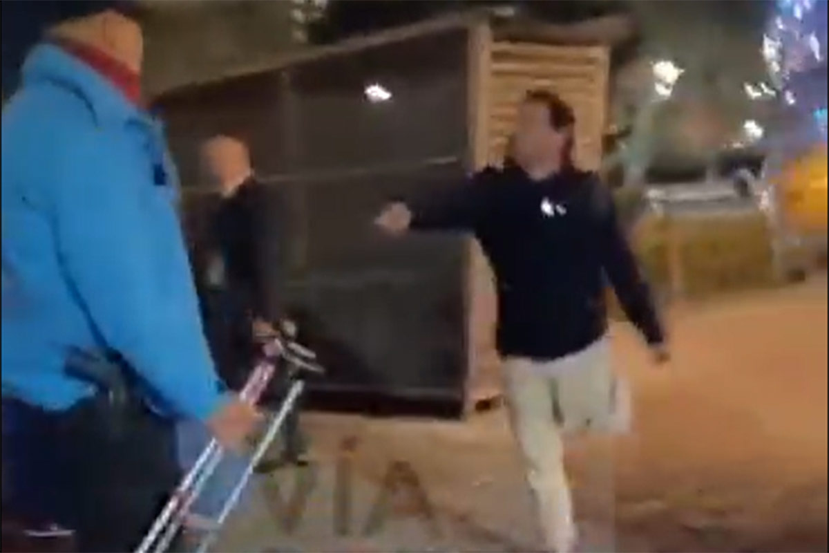 Un policía de la Ciudad le quitó las muletas a un hombre con discapacidad y lo tiró al suelo