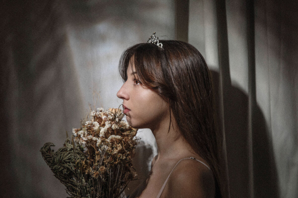 Oli Faura y un debut discográfico con alma oscura y espíritu pop