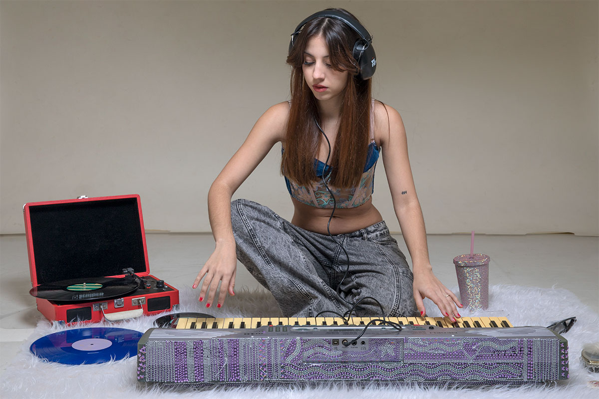 Oli Faura y un debut discográfico con alma oscura y espíritu pop